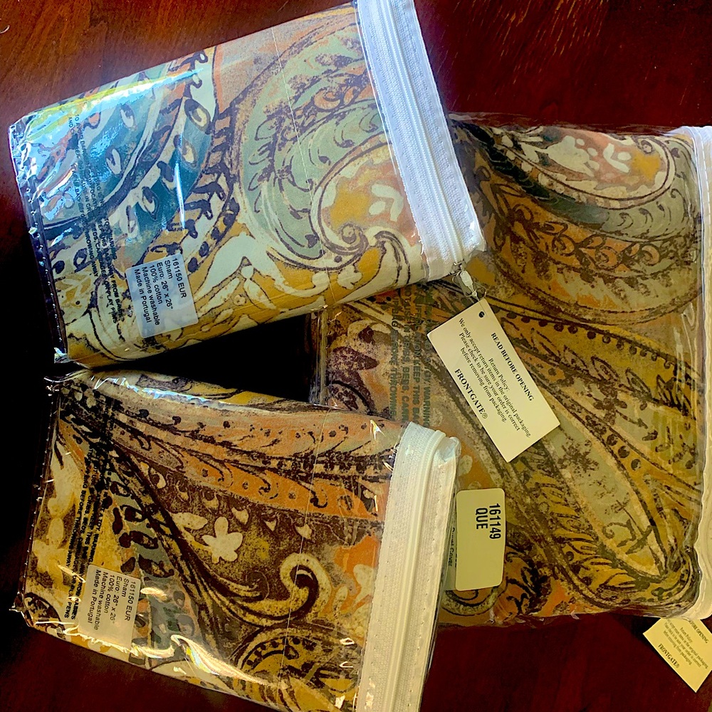 Front gate queen duvet cover and shams